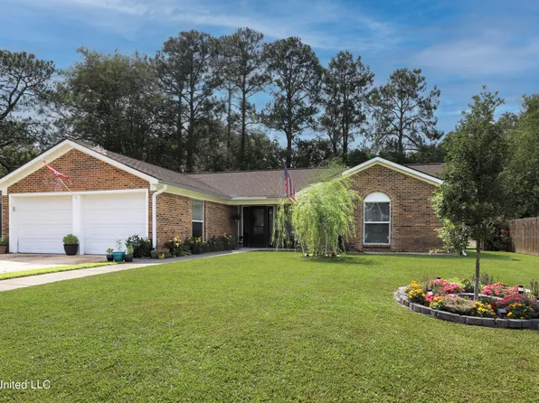 2416 Farmington Dr, Gautier, MS 39553