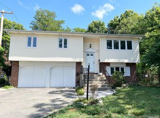 88 Stewart Avenue, Hicksville, NY 11801