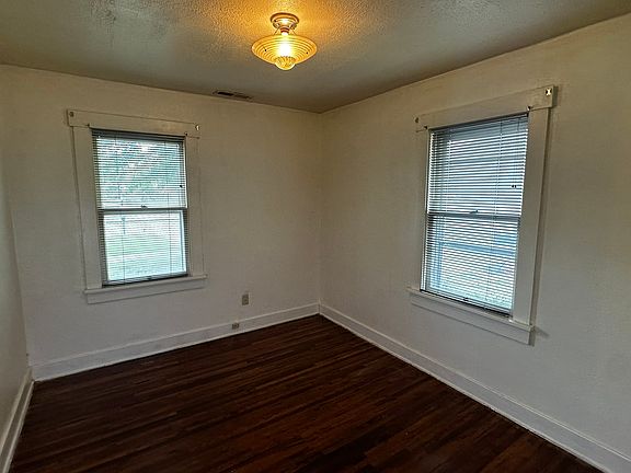 5th image of 910 E 3rd Ave