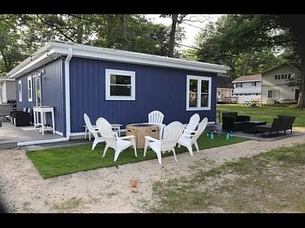 2676 Russell Dr, Wayland, MI 49348