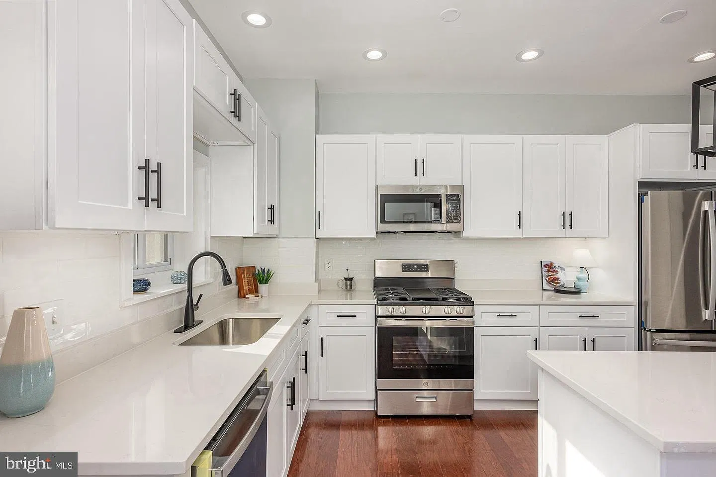 3 bed, 3.5 bath, 1857 sqft, $2,400 — Photo 2