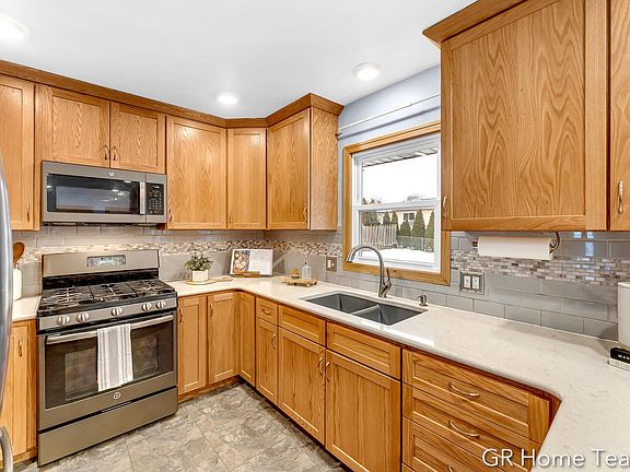 5th image of 3300 Las Vegas Dr NE