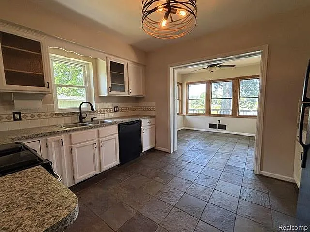 4784 Sylvester Ave — Photo 11