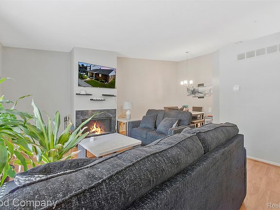 3rd image of 1801 Vine Way Dr APT 4