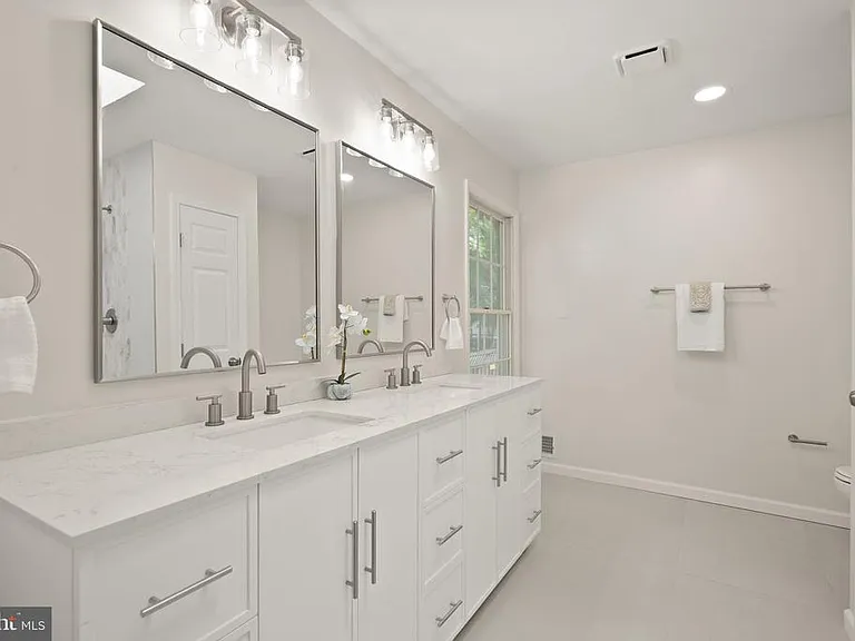 13647 S Springs Dr — Photo 30