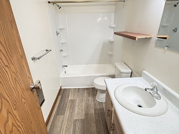 5th image of 904 N Main St APT 5