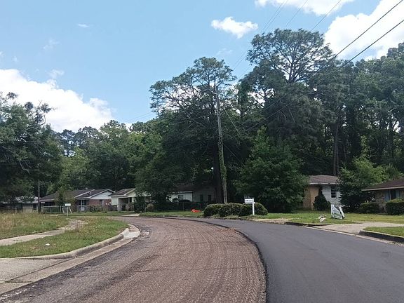 5th image of 1660 Cheshire Dr W