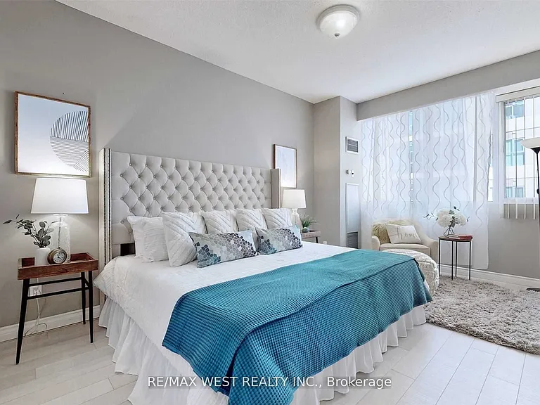 555 Yonge St #604 — Photo 12