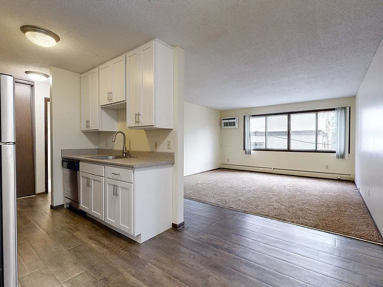 600 10th Ave Apartments — Photo 23