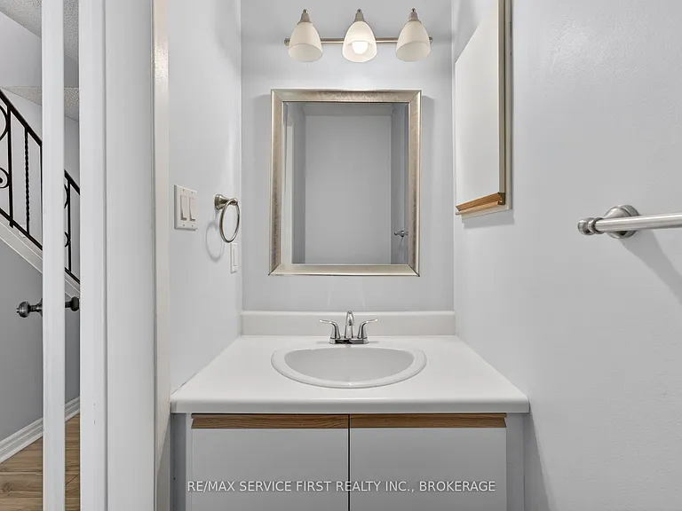 877 Muirfield Cres — Photo 16