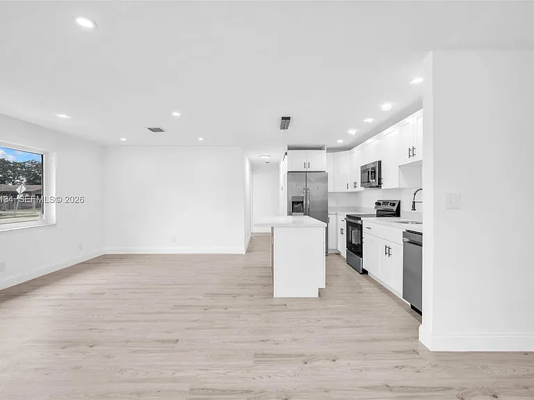 2572 NW 20th St — Photo 30