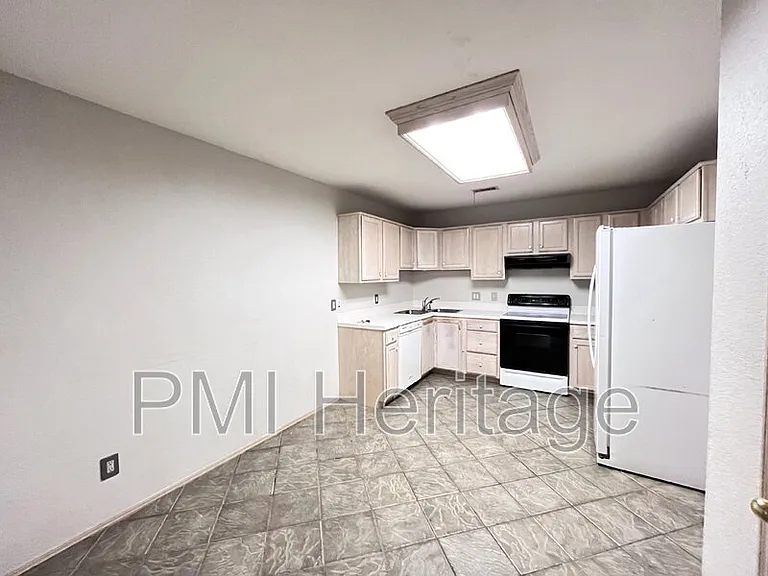 886 N Daisy Ln — Photo 4