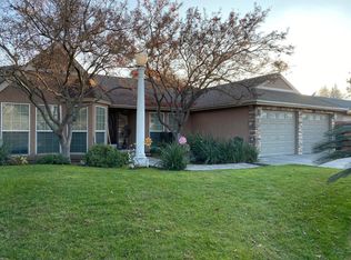 2233 E Hillcrest Ave, Visalia, CA 93292