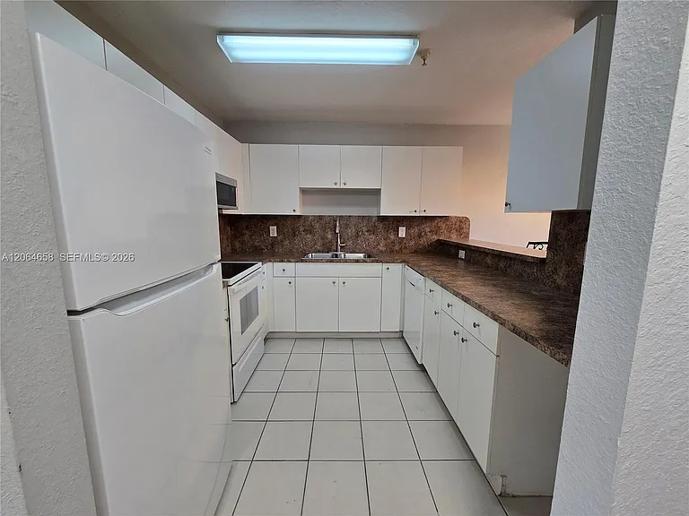 1627 NW 18th St #403 — Photo 5