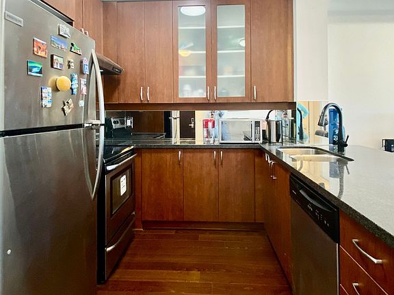 4th image of 111 Upper Duke Cres #901