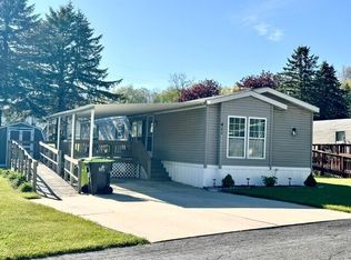 411 Woodview Dr, Greenville, MI 48838