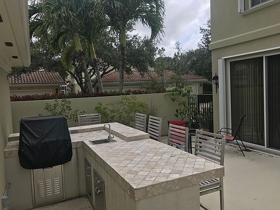 Nice patio to relax and enjoy the beautiful Florida lifestyle!