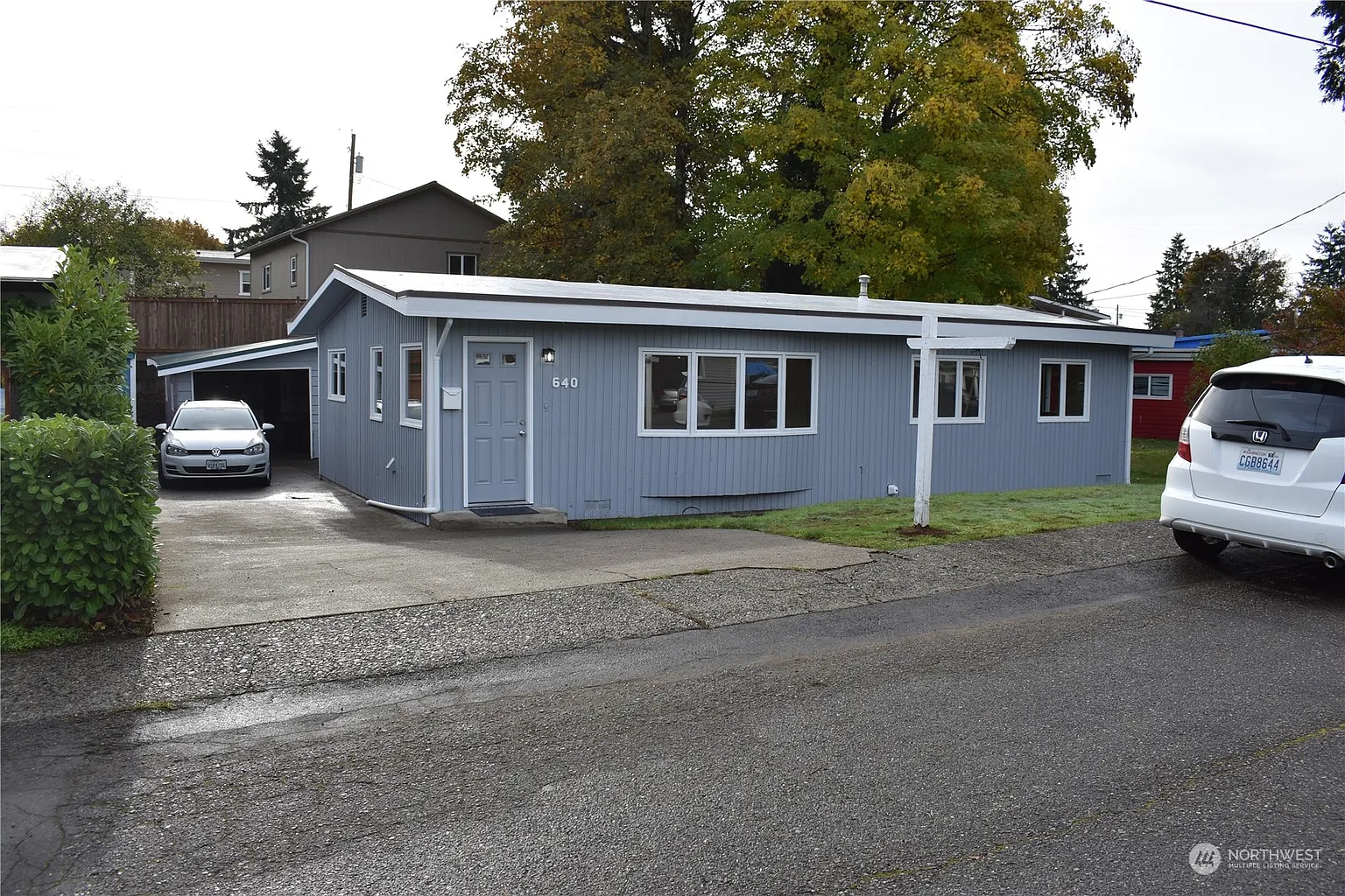 640 Ferndale Place NE photo 1