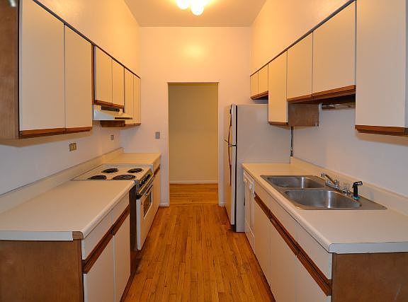 2nd image of 1425 N Dearborn St APT 1B