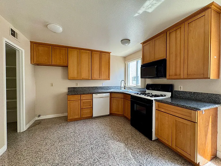 594 W Huntington Dr #C — Photo 5