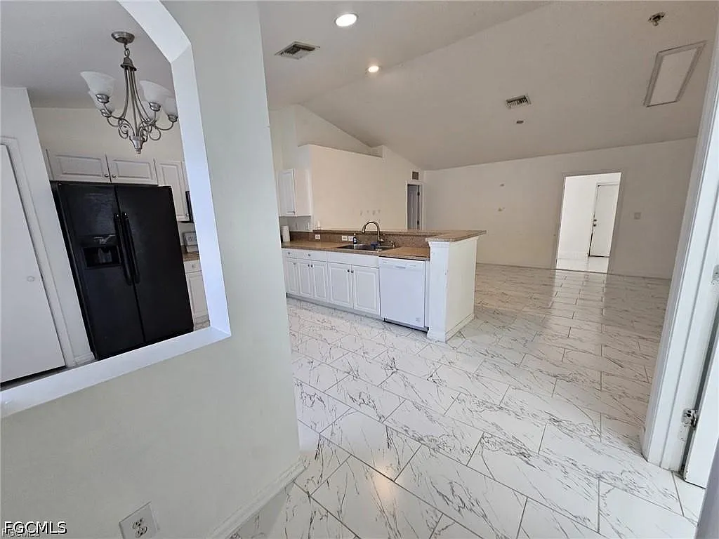 3 bed, 2.0 bath, 1272 sqft, $1,800 — Photo 2