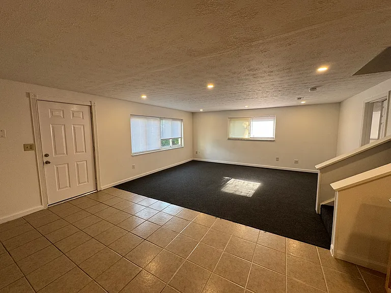 1117 Irving Ave — Photo 6