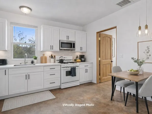 4 Red Hills Ln, Santa Fe, NM 87505