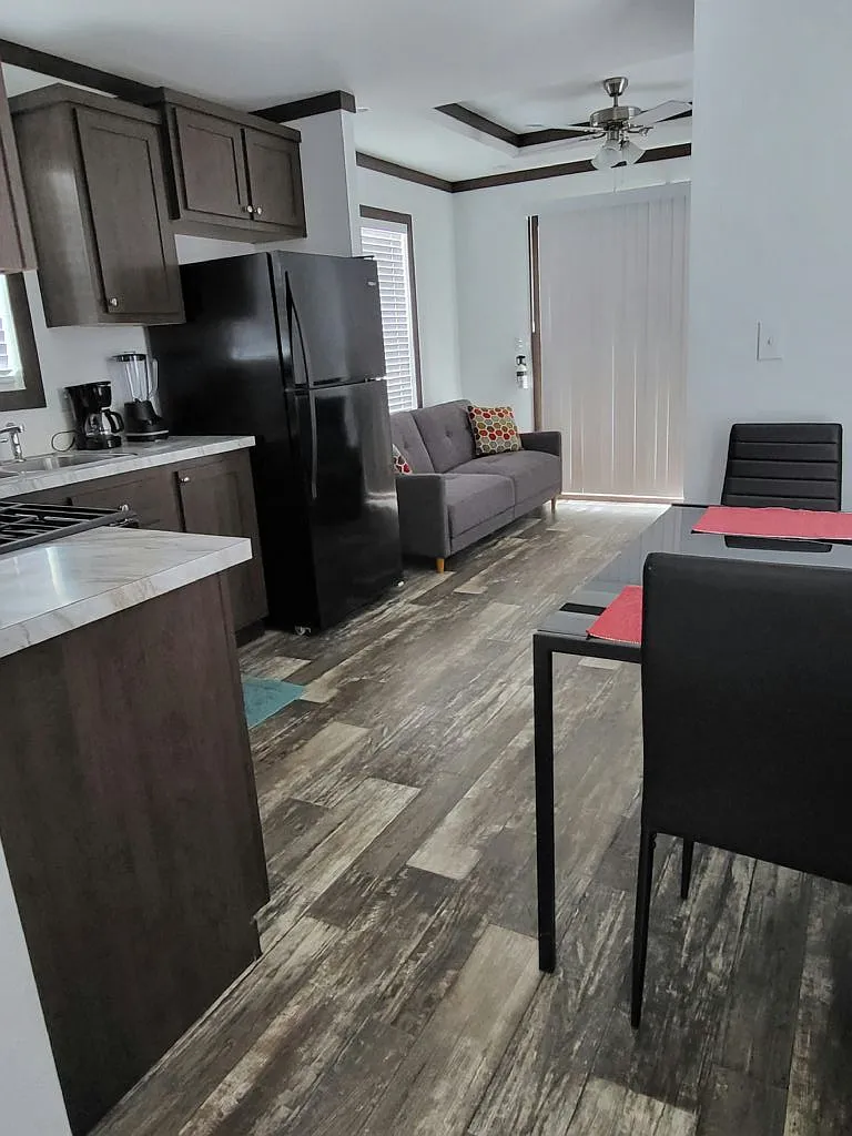 1 bed, 1.0 bath, 385 sqft, $1,300 — Photo 3