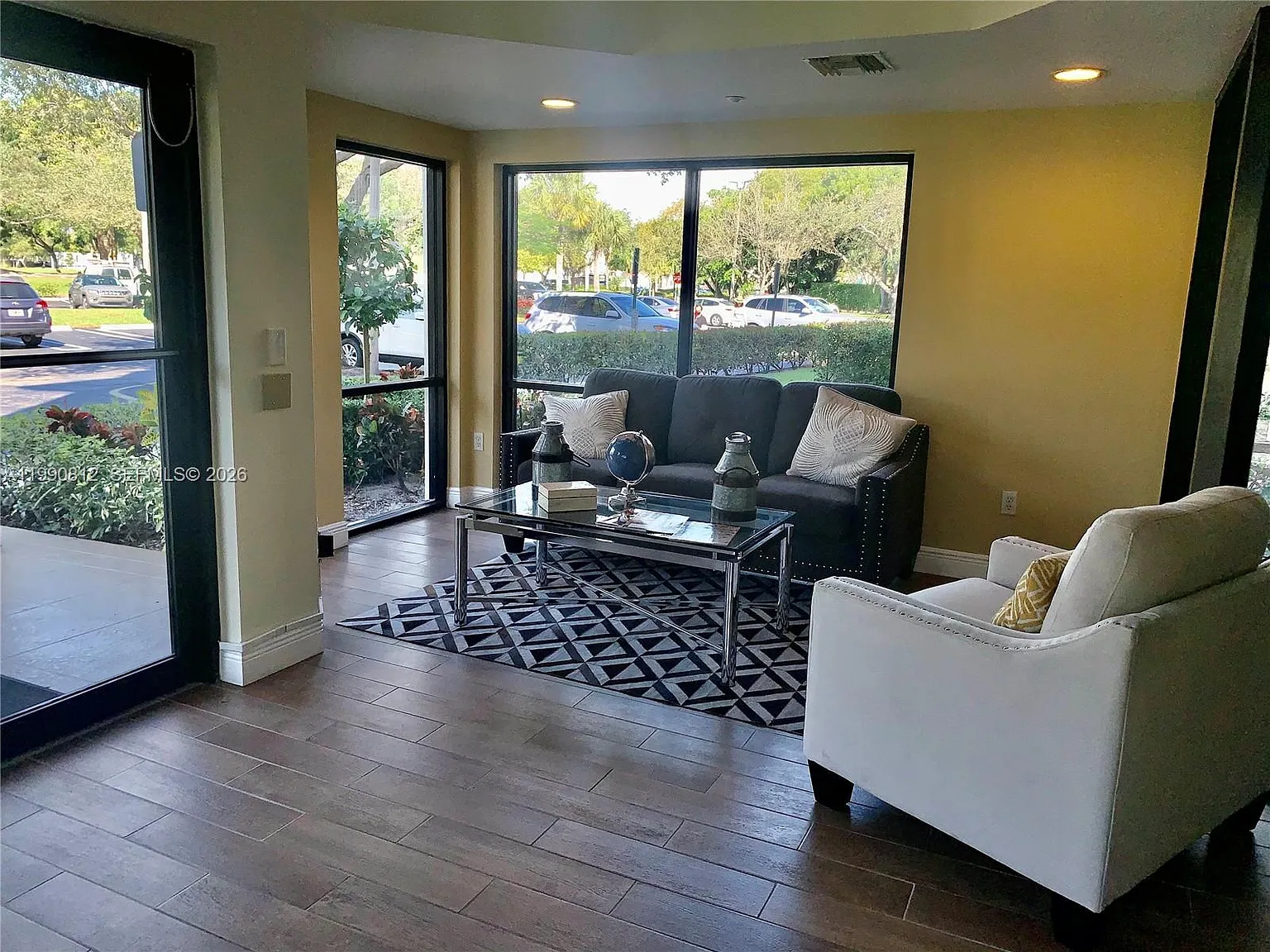 St Tropez Condo — Photo 4