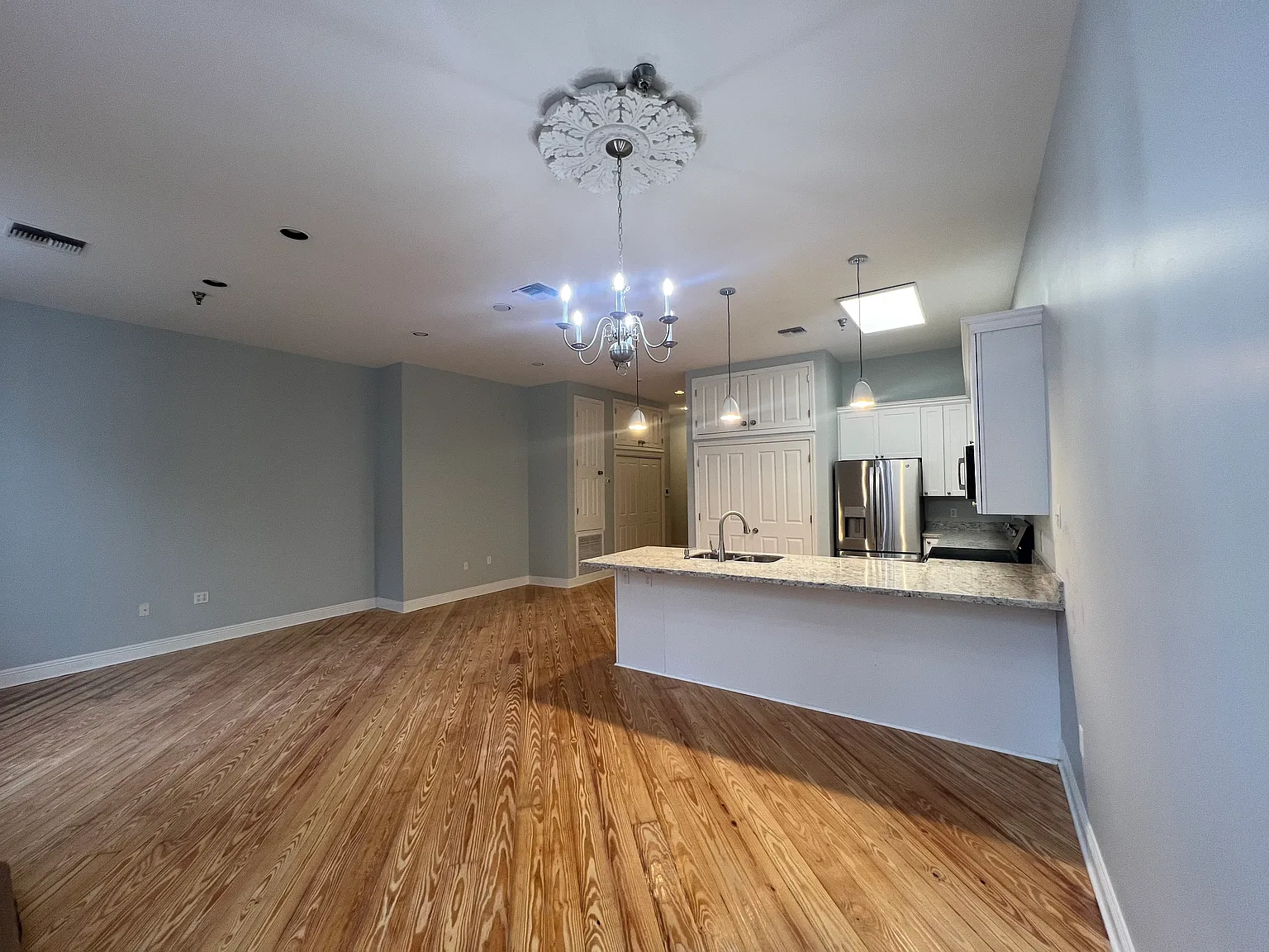 2 bed, 1100 sqft, $3,100 — Photo 3