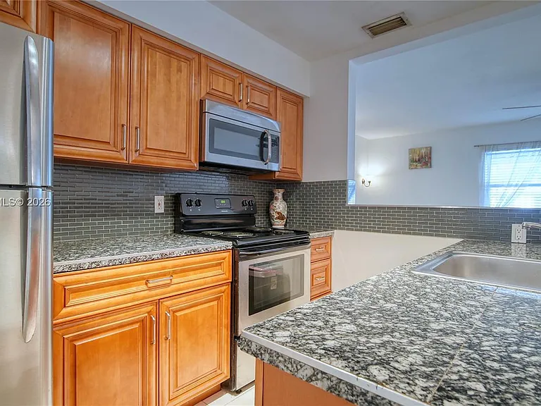 1520 N Andrews Ave — Photo 4