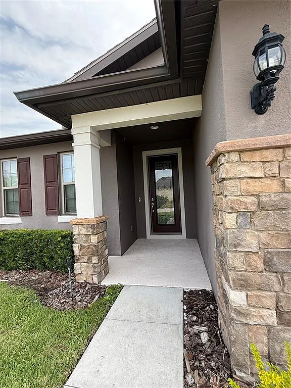 4 bed, 3.0 bath, 1990 sqft, $2,600 — Photo 2