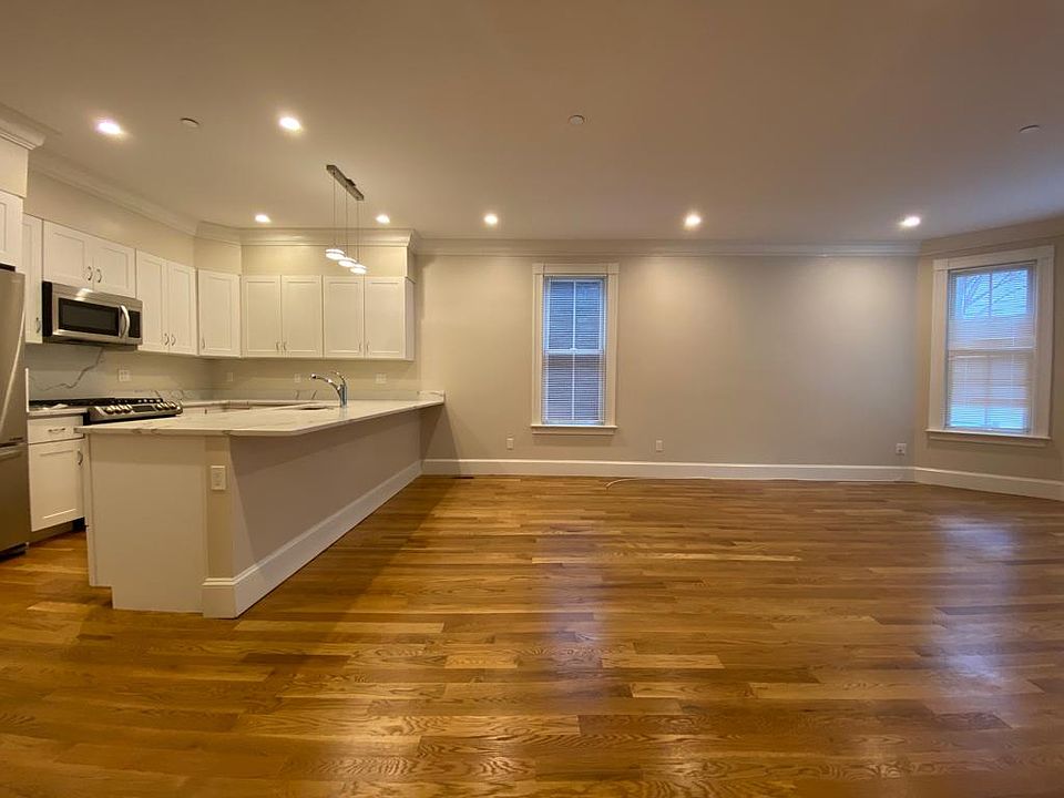 1st image of 472 Green St #3