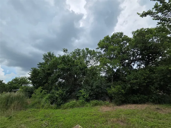 114 E Cedar St, Whitewright, TX 75491