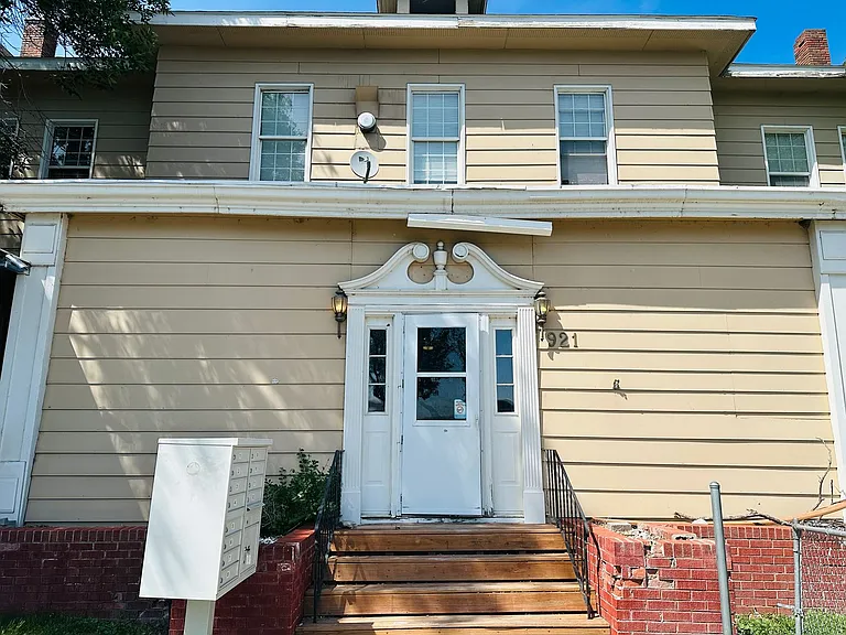 921 E 4th St #16 — Photo 13