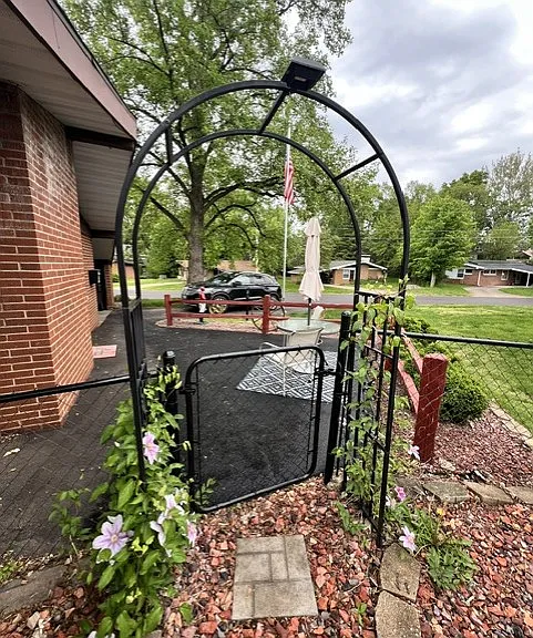 2214 Glendale Dr — Photo 3