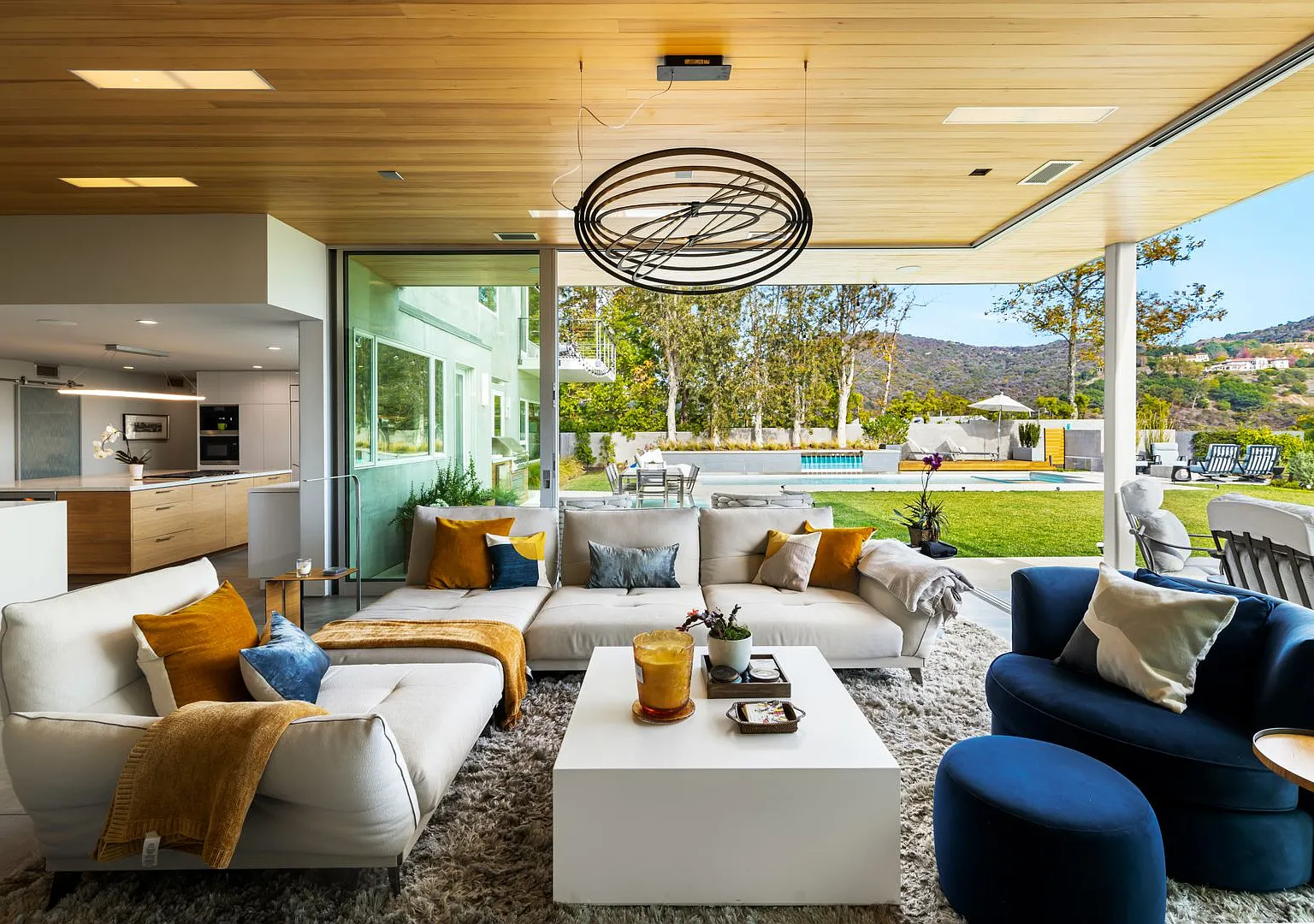 Fully Furnished Brentwood Luxury Retreat w/ Saltwater Pool, Spa, Theater & Gym! — Photo 2