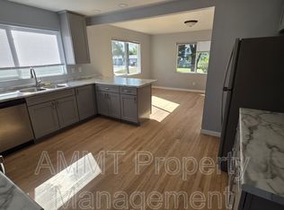 1095 3rd St, Marion, IA 52302