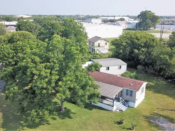 603 E George St, Port Lavaca, TX 77979