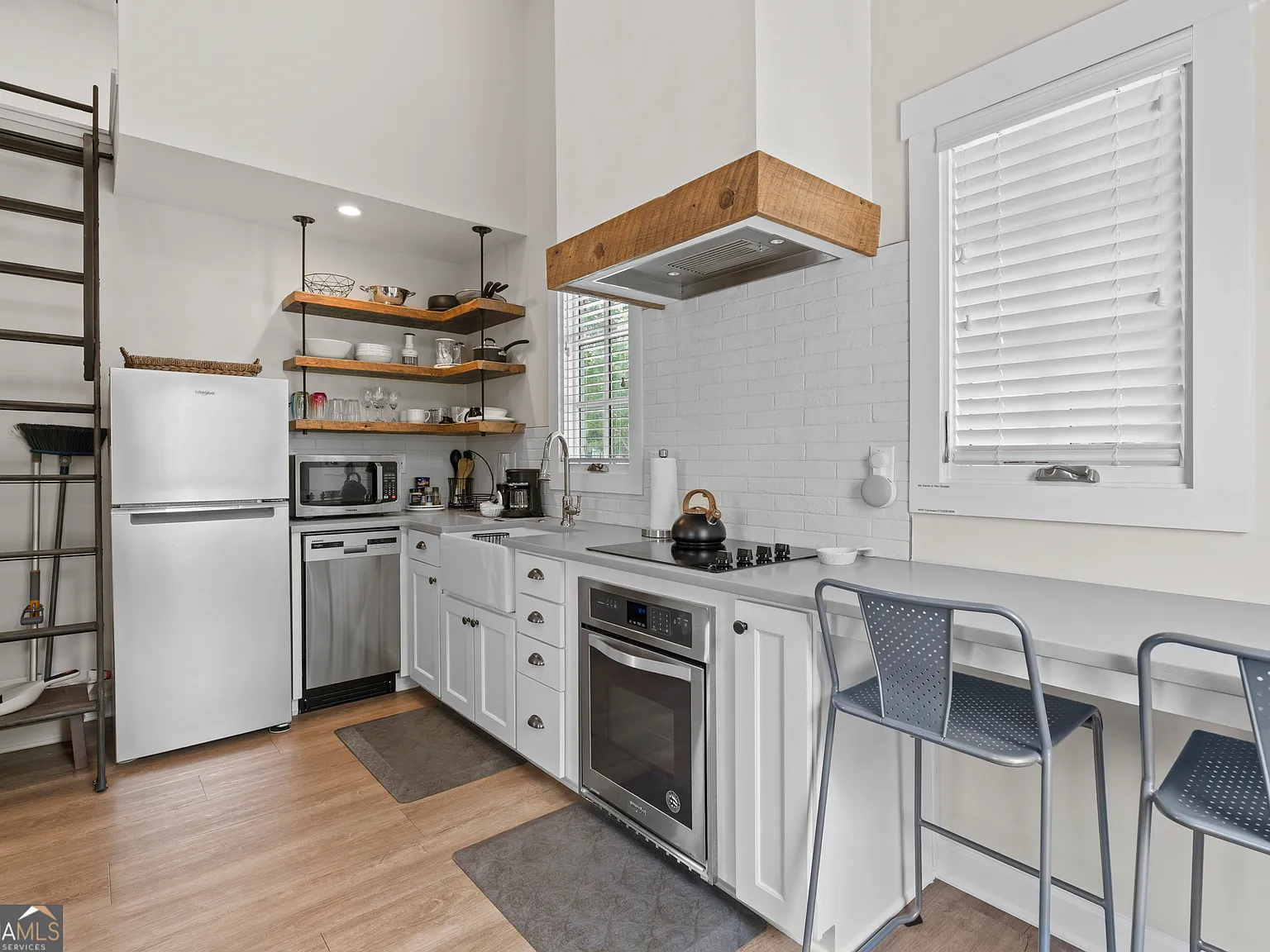 1 bed, 1.0 bath, 612 sqft, $3,500 — Photo 2