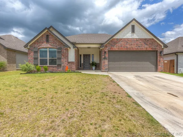 5209 S Walnut Creek Dr, Sand Springs, OK 74063
