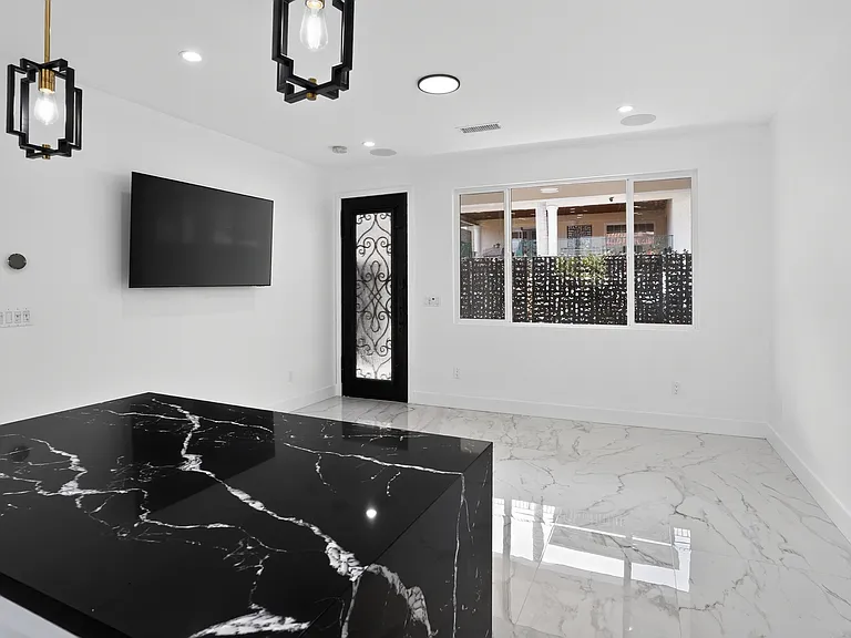 2219 Belmont Ln — Photo 9
