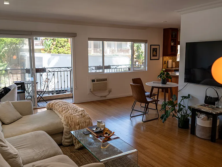 1154 S Barrington Ave #106 — Photo 2