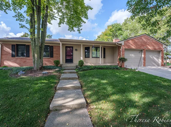 2147 Dewberry Dr NE, Grand Rapids, MI 49505
