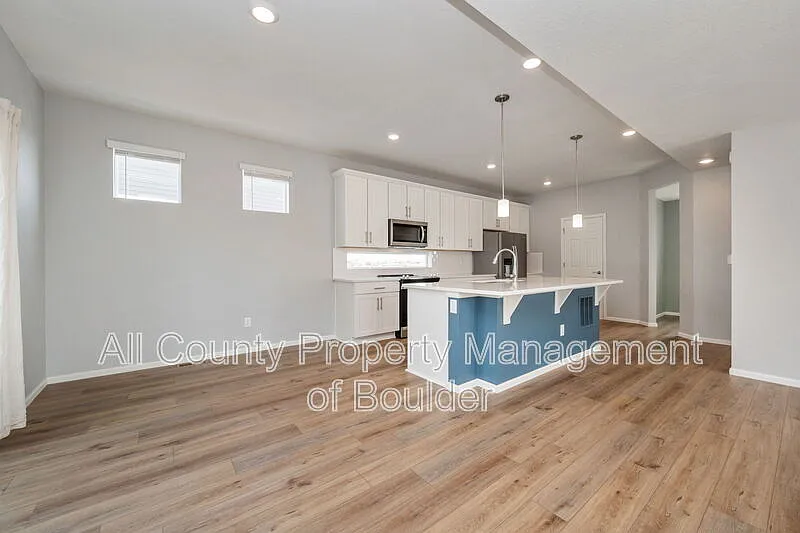 3 bed, 3.0 bath, 2267 sqft, $3,200 — Photo 4
