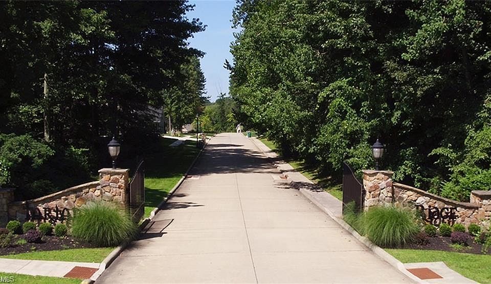 2nd image of Woodcrest Dr