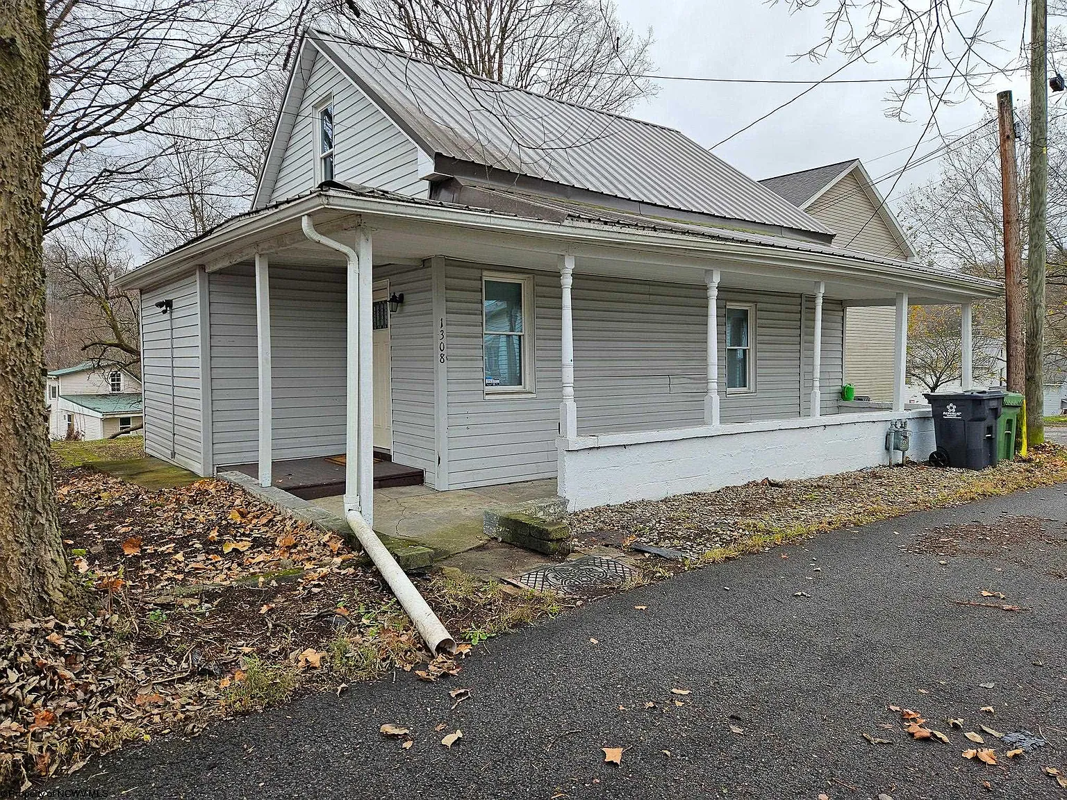 1308 Montrose St photo 1