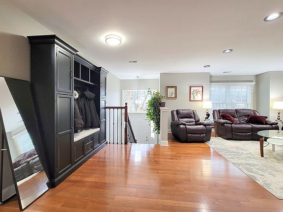 2nd image of 425 Harlowe Ln