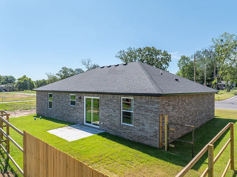 1020 Hunter Dr — Photo 3