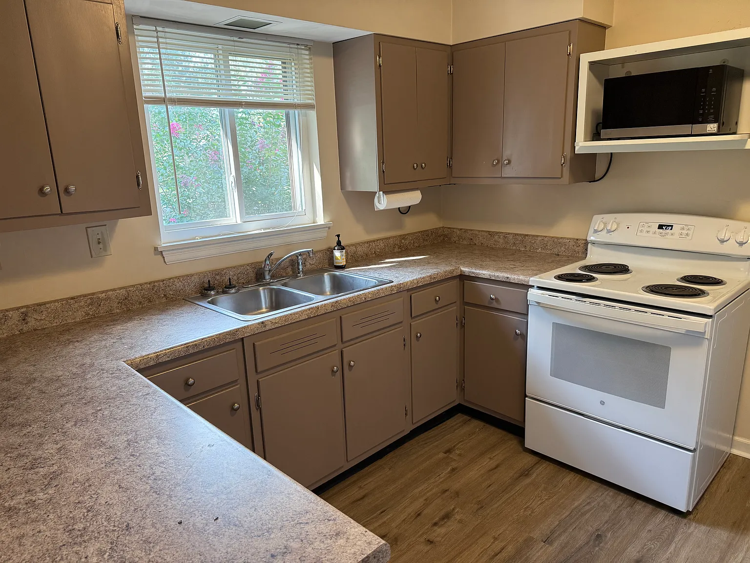 3 bed, 2800 sqft, $1,950 — Photo 4